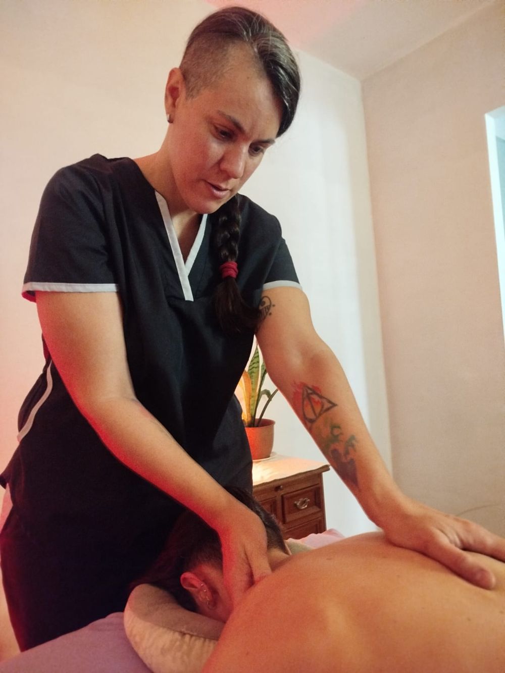 Vicky realizando un masaje de espalda en su consultorio
